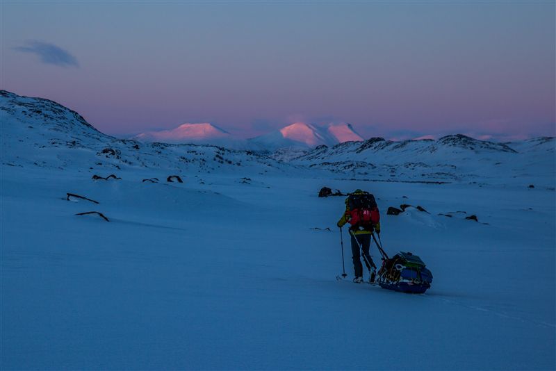 Mit Ski und Pulka bis spät in die Abendspiegelung