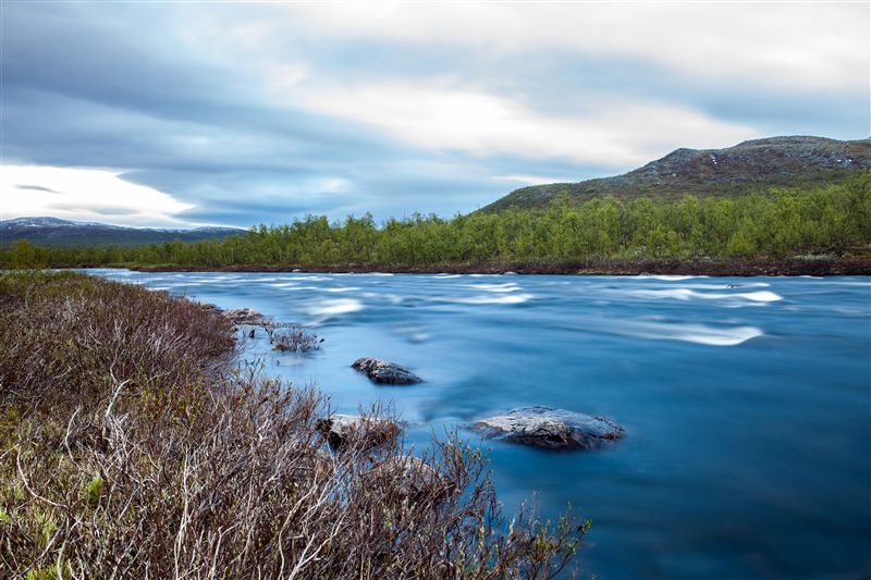 Langzeitbelichtung am Grenzfluss von Schweden und Finnlang