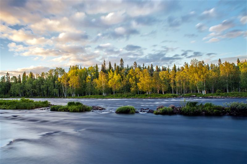 Ängesanälven um 23.50 Uhr mit 30 sec. Langzeitbelichtung (Nordschweden)